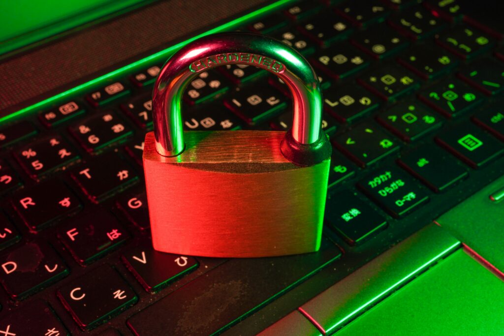 Online security. ein schloss versiegelt die Tastatur und bietet Unternehmenssicherheit