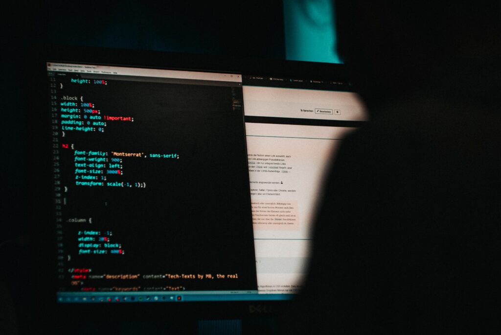 Ein hacker arbeitet im dunkeln an einem Computer