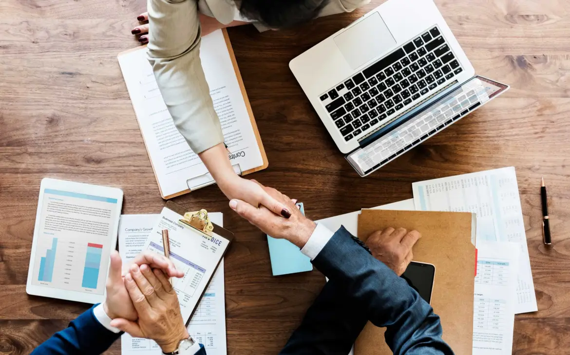 geschaftsleute-die-zusammen-hande-rutteln