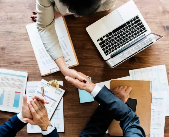 geschaftsleute-die-zusammen-hande-rutteln