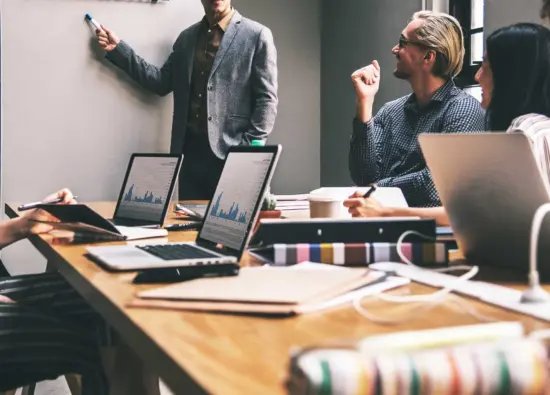 gruppe-verschiedene-leute-die-ein-geschaftstreffen-haben