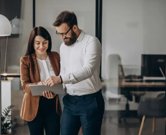 zwei-geschaftspartner-im-buro