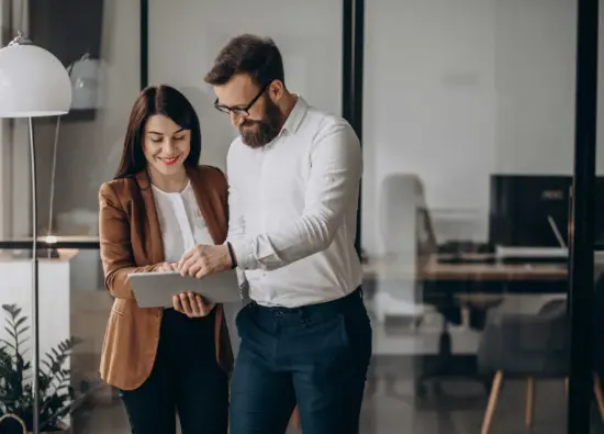 zwei-geschaftspartner-im-buro