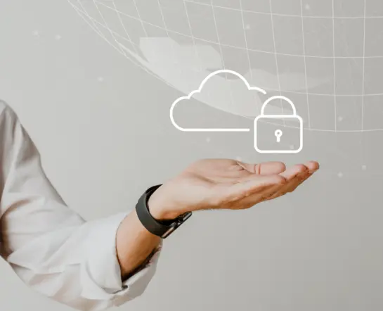 hand-halt-cloud-system-mit-datenschutz