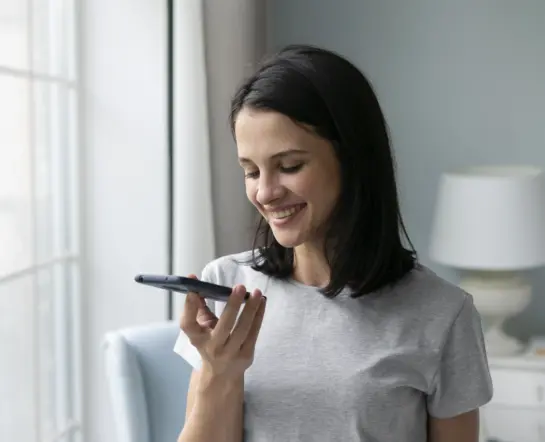 junge-frau-die-ihr-telefon-halt