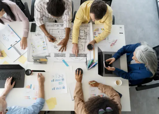 menschen-die-als-teamunternehmen-arbeiten