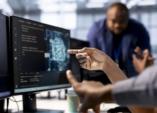 nahaufnahme-eines-datenzentrumsarbeiter-der-mit-dem-finger-auf-ki-technologie-auf-dem-pc-bildschirm-zeigt